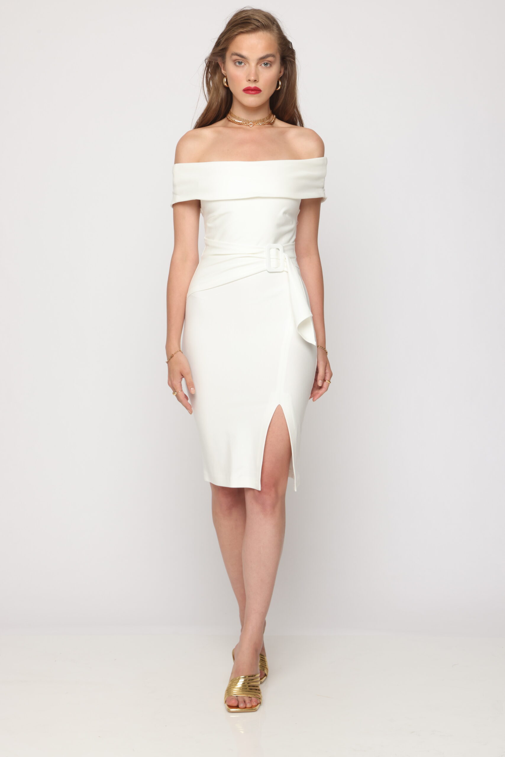 שמלה מידי אבזם לבנה באורך מידי מבד מחטב עם שסע וחגורה מובנת
